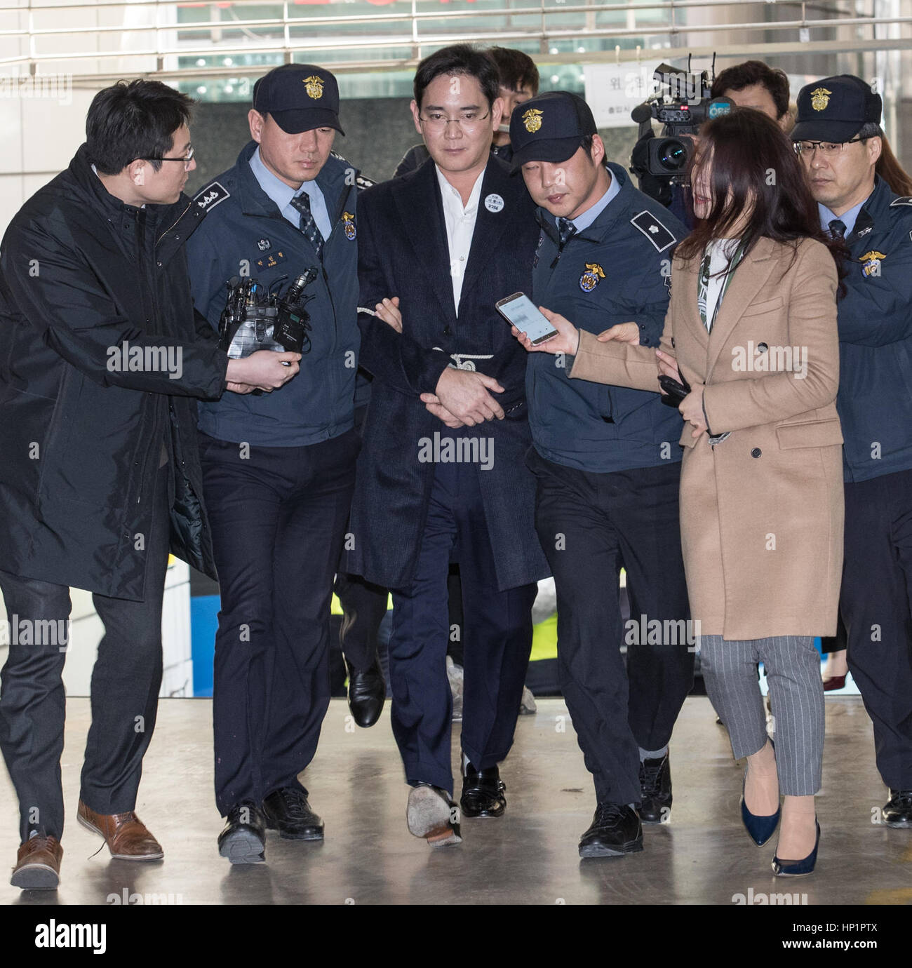Séoul, Corée du Sud. 16Th Jun 2017. Samsung Electronics vice-président Lee Jae-yong a été officiellement arrêté en Corée du Sud, Samsung Electronics Vice président Lee Jae-yong (C) arrive au bureau de l'avocat indépendant dans l'équipe de Séoul, Corée du Sud, le 18 février, 2017. Credit : Lee Sang-ho/Xinhua/Alamy Live News Banque D'Images