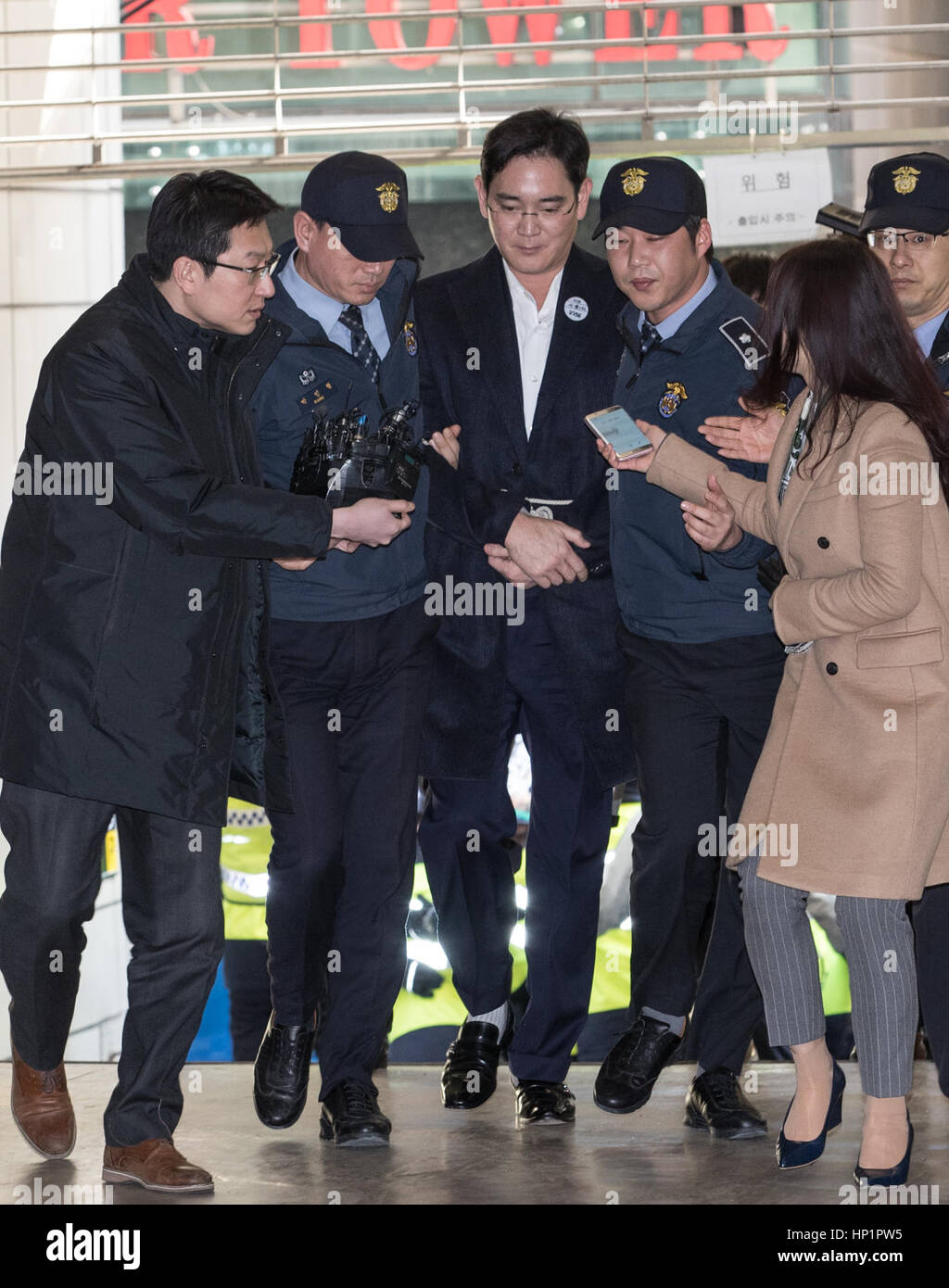 Séoul, Corée du Sud. 16Th Jun 2017. Samsung Electronics vice-président Lee Jae-yong a été officiellement arrêté en Corée du Sud, Samsung Electronics Vice président Lee Jae-yong (C) arrive au bureau de l'avocat indépendant dans l'équipe de Séoul, Corée du Sud, le 18 février, 2017. Credit : Lee Sang-ho/Xinhua/Alamy Live News Banque D'Images