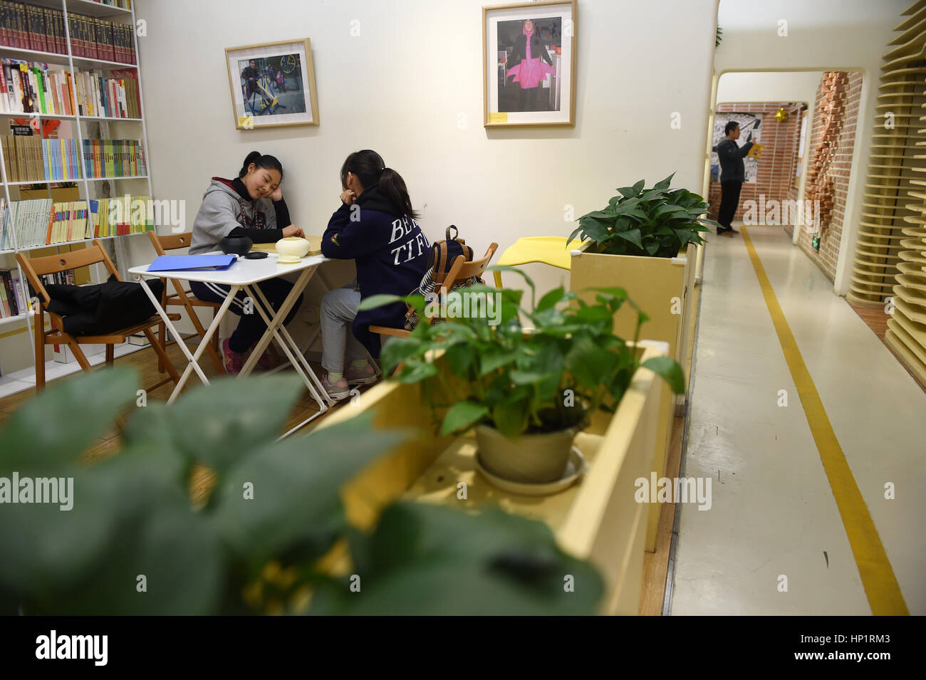 (170218) -- BEIJING, 18 février 2017 (Xinhua) -- Douze ans Meng Lu (L) et son amie jouer aux échecs sur un salon commun de l'underground Digua Communauté à des capacités 19 d'Anyuanbeili dans le district de Chaoyang de Pékin, capitale de la Chine, le 15 février 2017. La Communauté Digua, Chinois de 'Sweet, Communauté de pommes de terre' est un produit de rénovation des habitations en sous-sol par l'artiste chinoise Zhou Zishu. L'ancienne délabrée et souterrain sans soleil place avait subi un relooking de l'année 2015 depuis. Quand a rouvert, il éblouit le peuple avec son intérieur moderne et créative. La communauté, installé avec les ve Banque D'Images