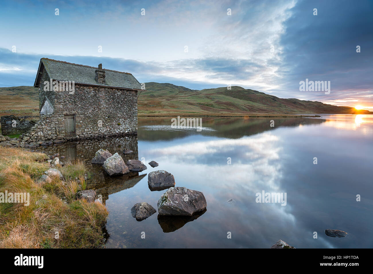 Coucher de soleil sur Devoke l'eau dans le Lake District en Cumbrie Banque D'Images