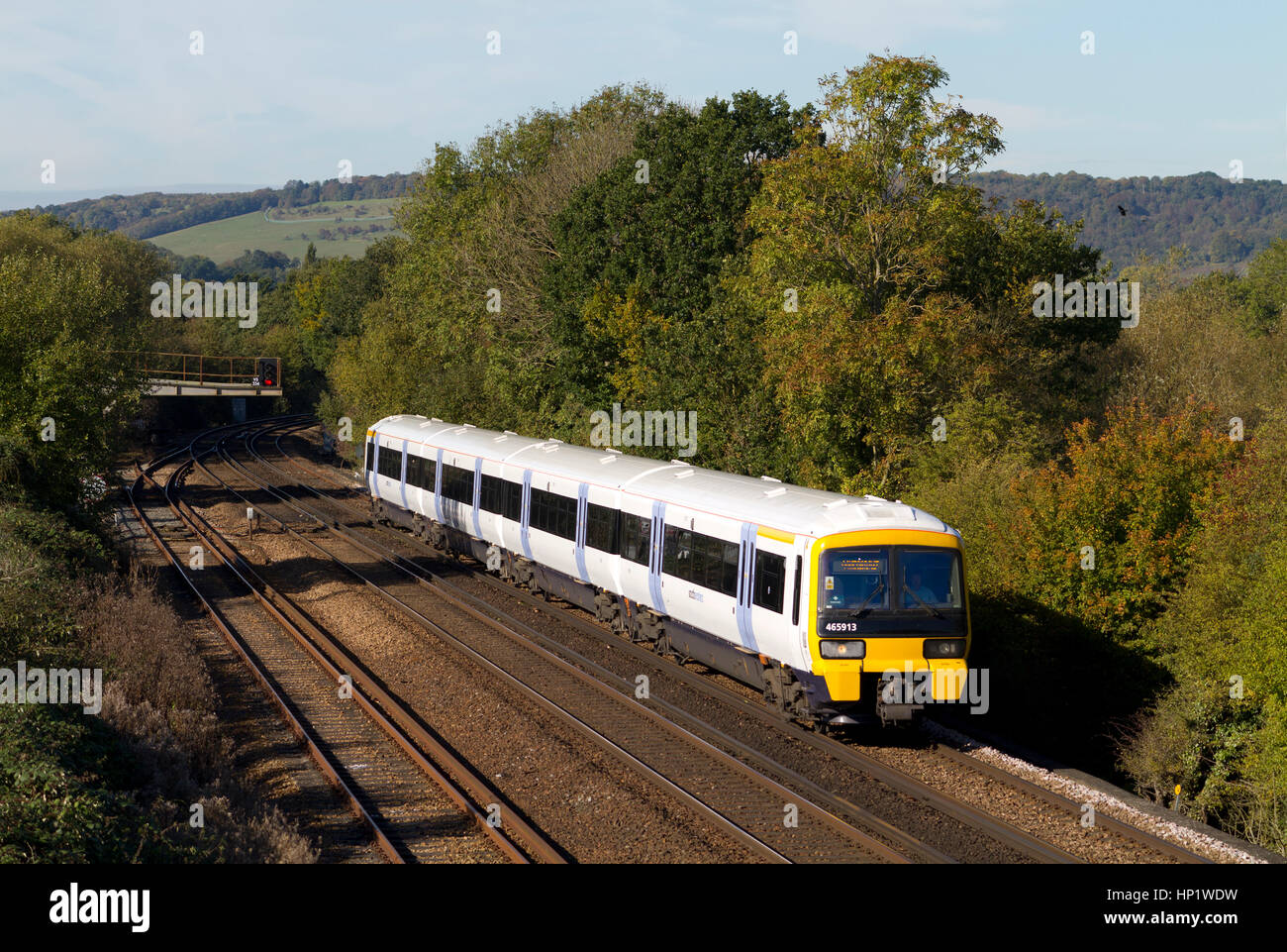 OTFORD JUNCTION, Kent, Angleterre - 21 octobre 2010 - British Rail Class 465 Networker électriques exploités par les trains du sud-est. Banque D'Images