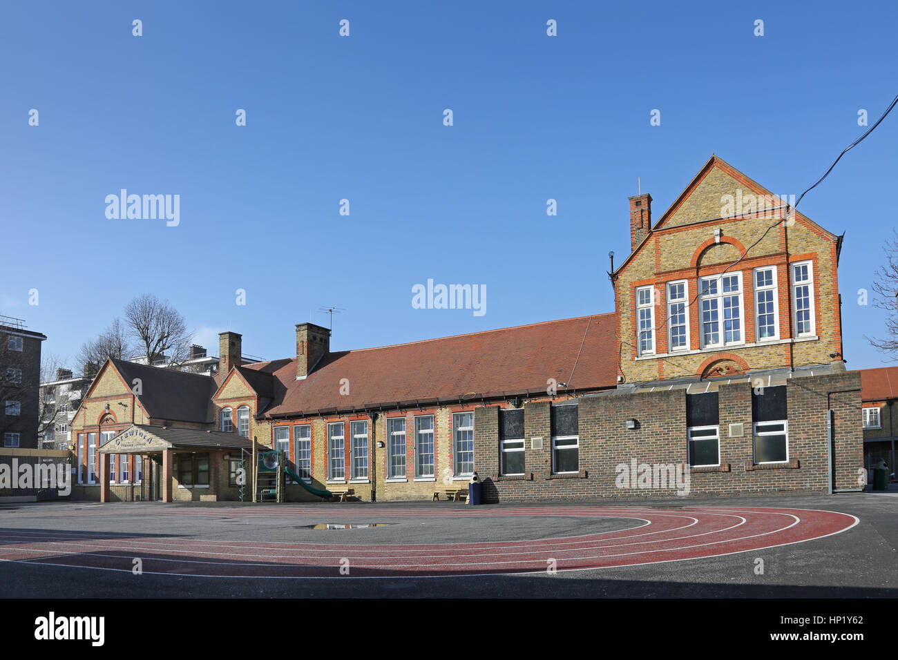 Vue extérieure d'un bâtiment de l'école de Londres victorien typique suite à des travaux de rénovation Banque D'Images