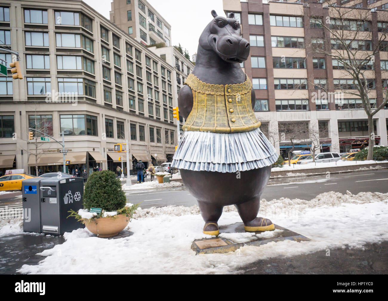 Passant par plaisir dans la nouvelle 'Hippo' ballerine sculpture par  l'artiste Danois Bjørn Okholm Skaarup dans Dante Park en face du Lincoln  Center de New York le samedi 11 février, 2017. Les