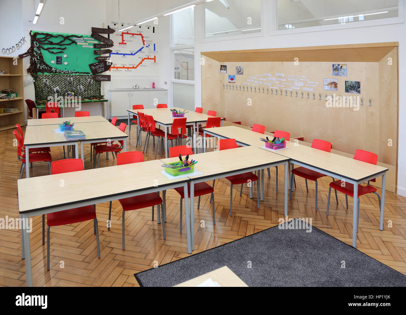 Vue intérieure d'une salle de classe dans un bâtiment scolaire victorien récemment rénové dans le sud de Londres, Royaume-Uni. Vide, pas d'élèves. Banque D'Images