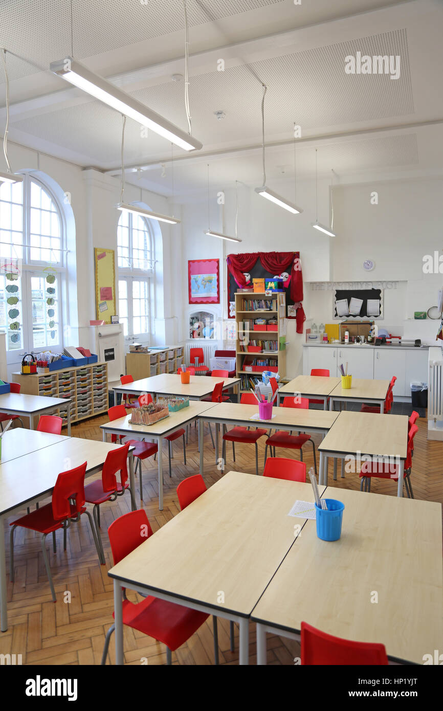 Vue intérieure d'une salle de classe dans un bâtiment scolaire victorien récemment rénové dans le sud de Londres, Royaume-Uni. Vide, pas d'élèves. Banque D'Images