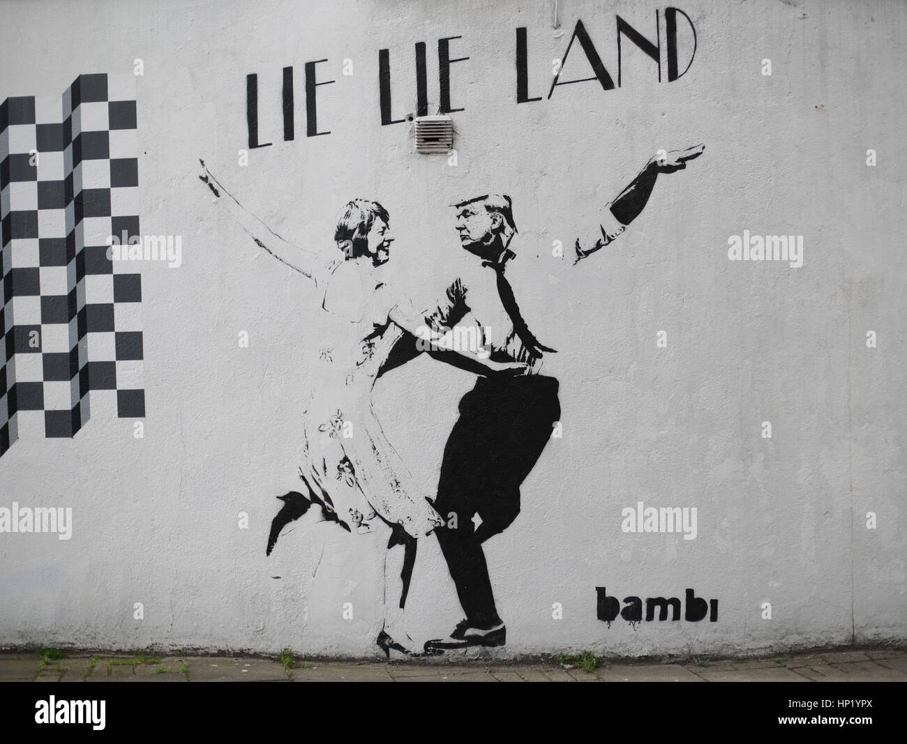 Un morceau du street art par l'artiste Bambi, intitulé mentir mentir Land - représentant le premier ministre Theresa mai et le président américain, Donald Trump, dansant dans une pose parodiant le film La La Land - à Islington, Londres. Banque D'Images