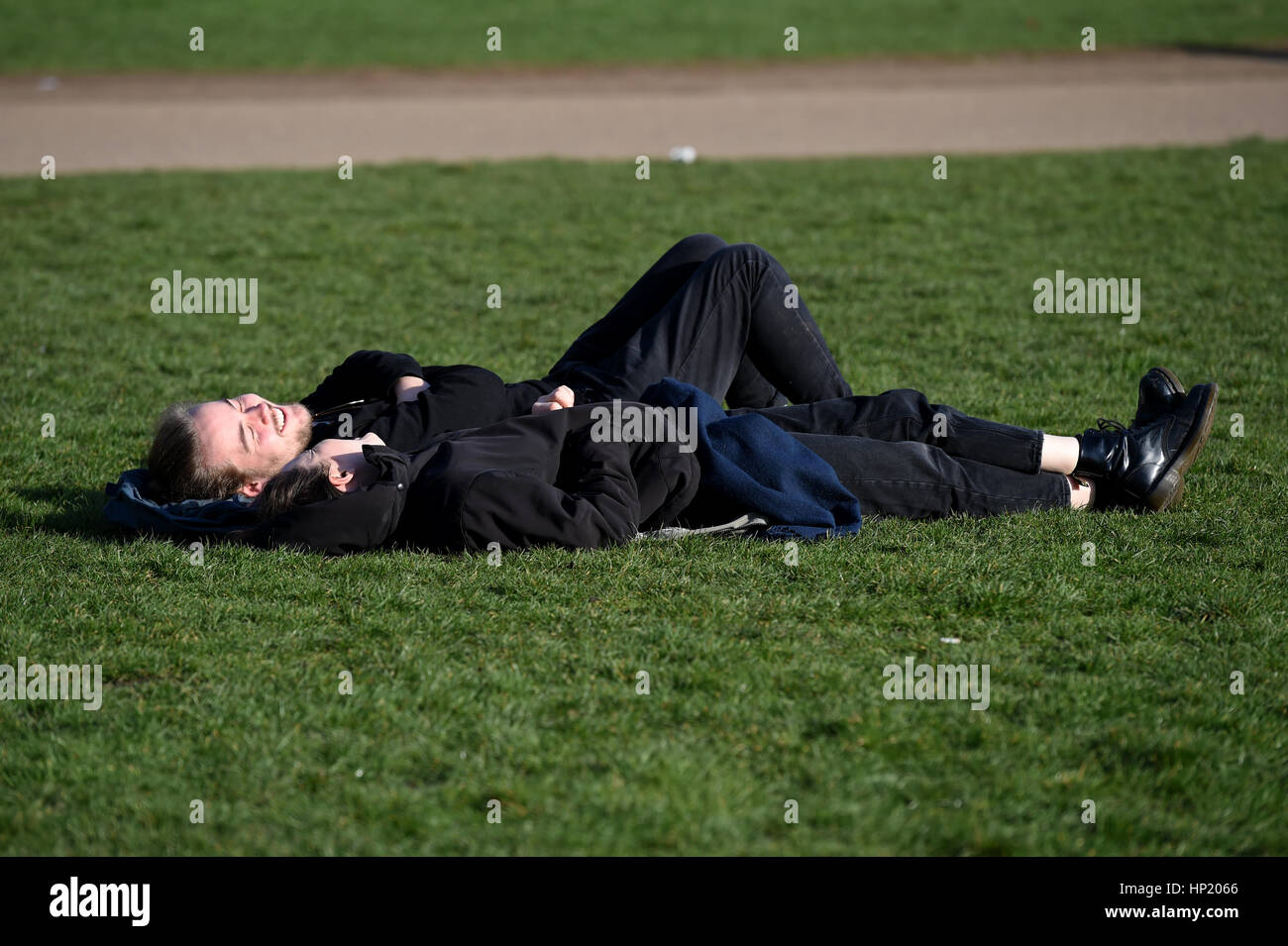 Les gens de soleil dans Green Park, Londres, comme un souffle d'air chaud des Caraïbes pourrait pousser UK les températures au-dessus de celle de Minorque, Majorque et en Sardaigne la semaine prochaine. Banque D'Images