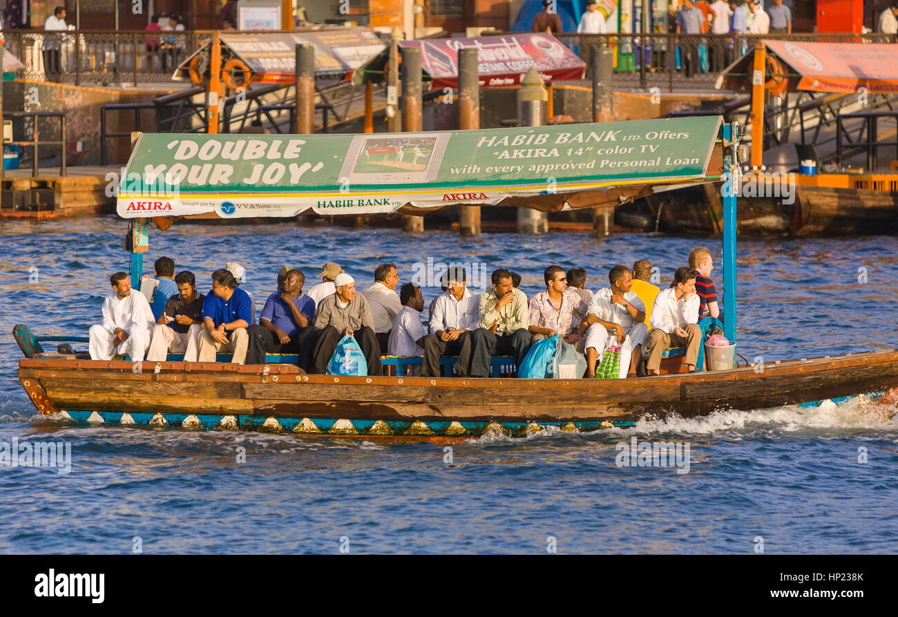 Dubaï, Émirats arabes unis - Abra water taxi ferries passagers sur la Crique de Dubaï. Banque D'Images