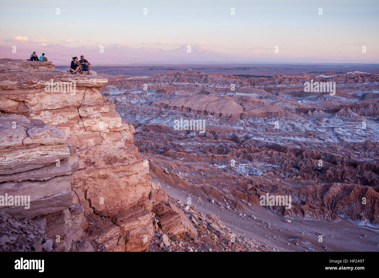 Séjour touristique en Piedra del Coyote Coyote (Rock). Panorama sur la Valle de la Luna (vallée de la Lune ), et le sel déposé sur le sol, près de San Pedro de à Banque D'Images