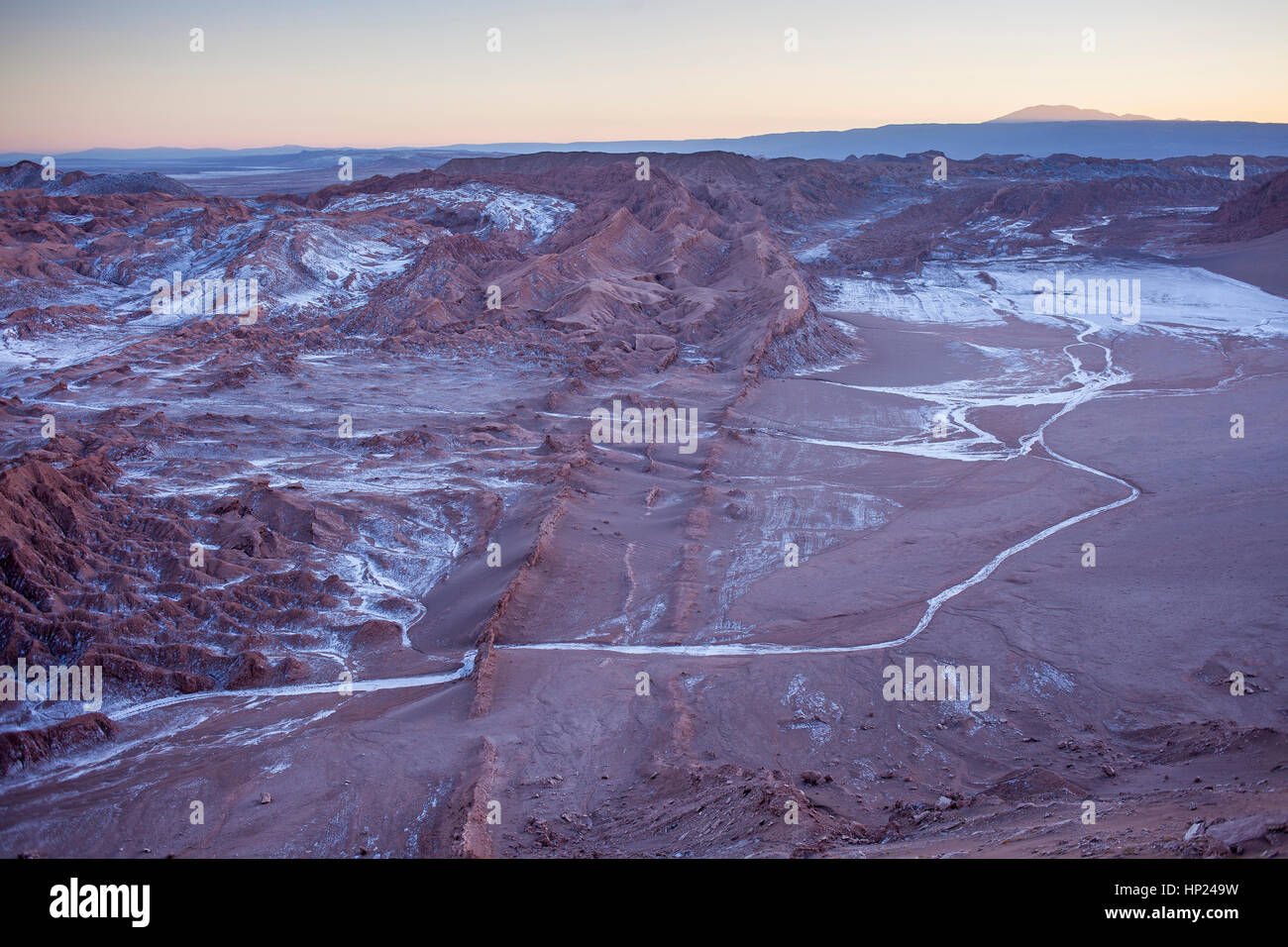 Panorama sur la Valle de la Luna (vallée de la Lune ), et le sel déposé sur le sol, près de San Pedro de Atacama, désert d'Atacama.Region de Antofagasta. Banque D'Images