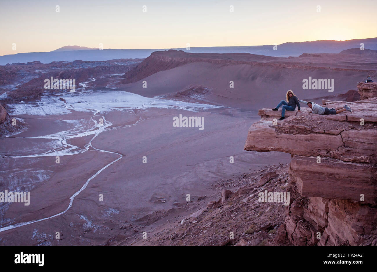 Séjour touristique en Piedra del Coyote Coyote (Rock). Panorama sur la Valle de la Luna (vallée de la Lune ), et le sel déposé sur le sol, près de San Pedro de à Banque D'Images