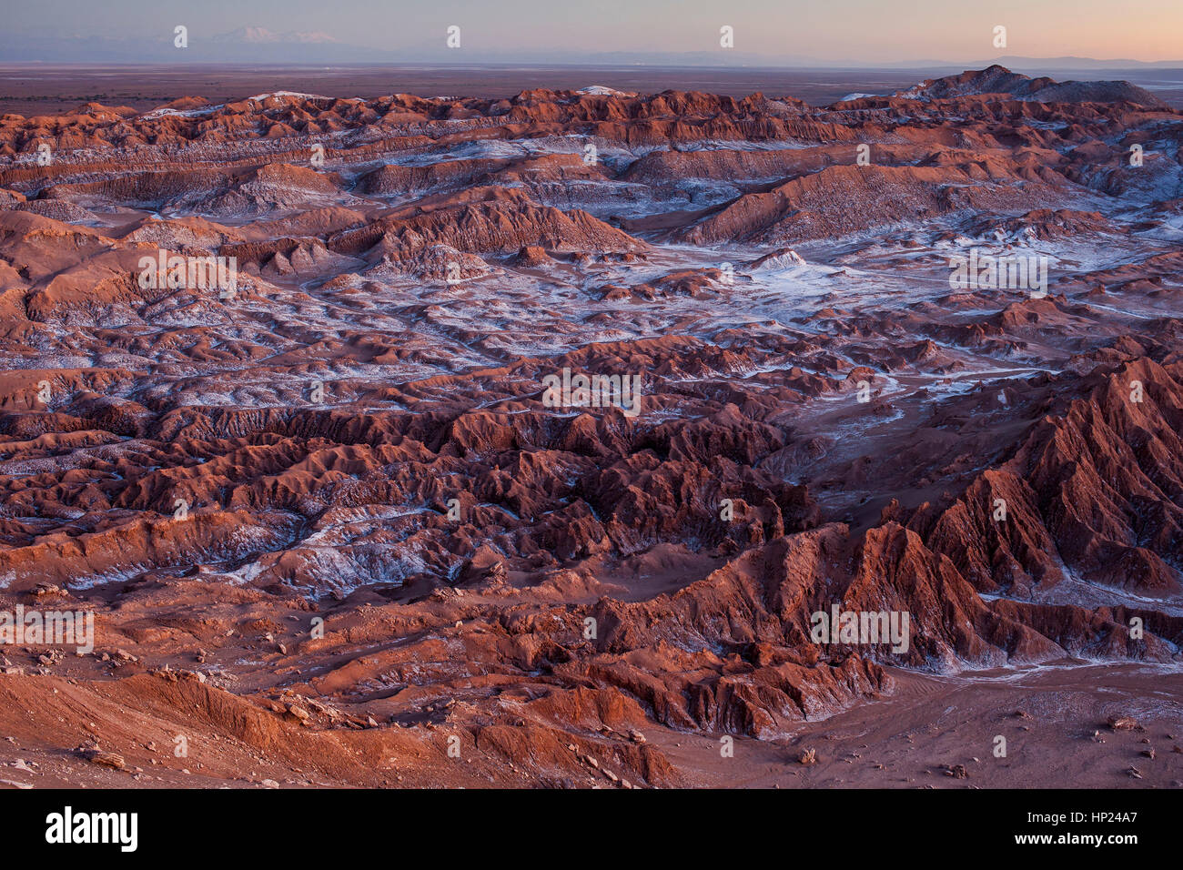 Panorama sur la Valle de la Luna (vallée de la Lune ), et le sel déposé sur le sol, près de San Pedro de Atacama, désert d'Atacama.Region de Antofagasta. Banque D'Images