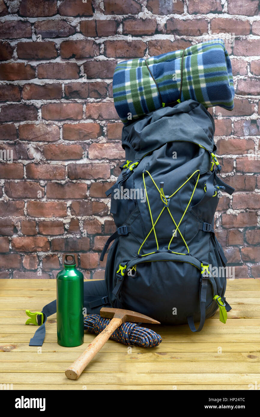 Du matériel de randonnée, sac à dos, bottes et sac à dos. Concept pour la randonnée familiale. Arrière-plan coloré. Banque D'Images