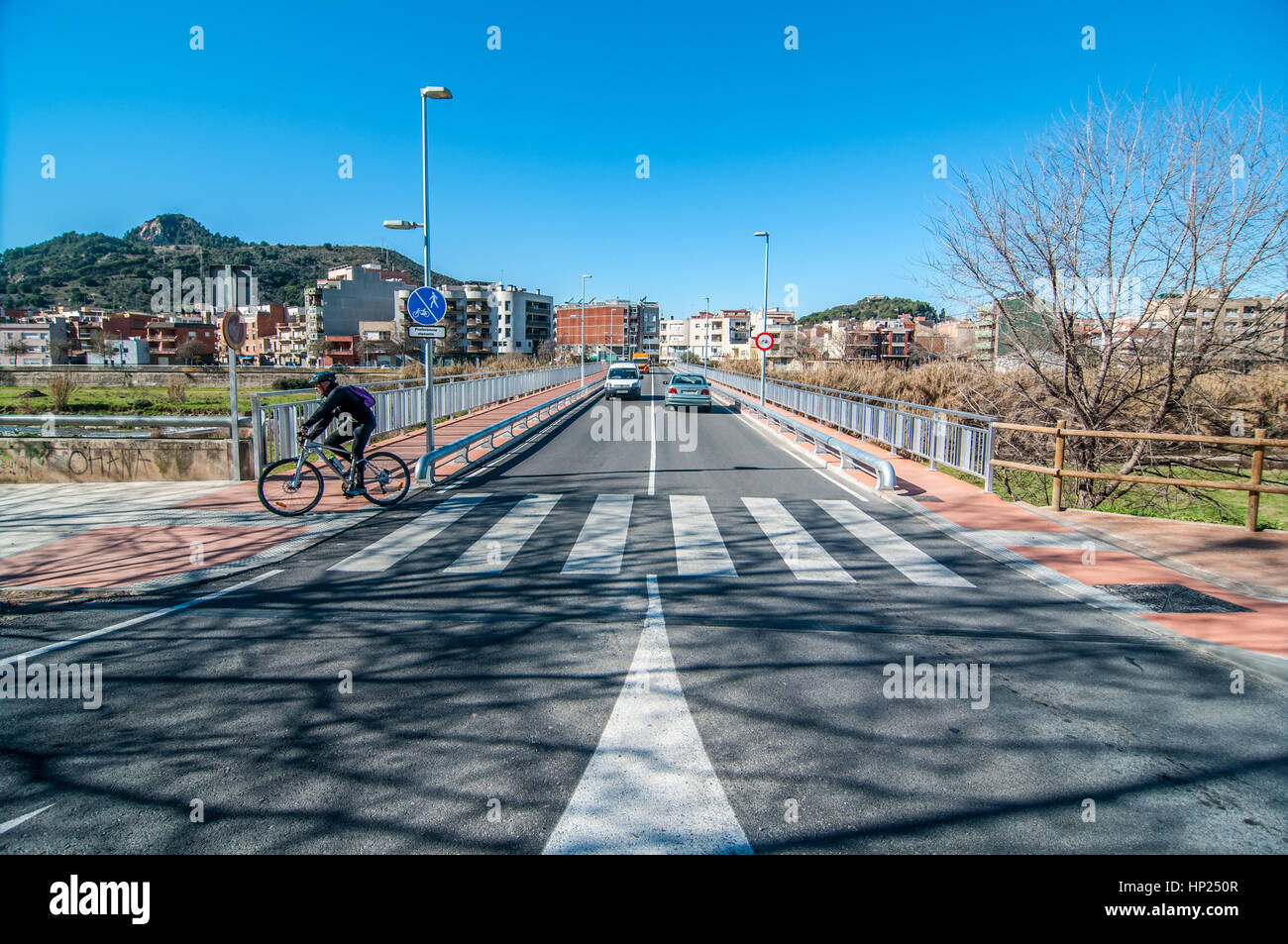 Préférence pour piétons, signe wew pont sur le fleuve Besós avec métal garde-corps et rambarde, Montcada i Reixach, Catalogne, Espagne Banque D'Images