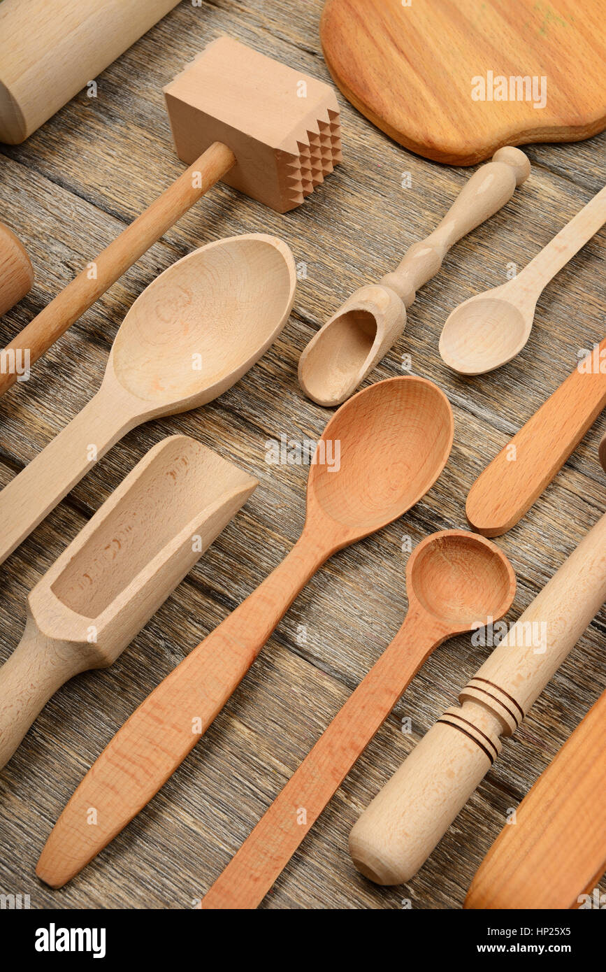Set d'ustensiles de cuisine en bois sur table en bois. Cuillère, fourchette, rouleau à pâtisserie, marteau, cuisine équipée d'une spatule. Vue d'en haut. Banque D'Images