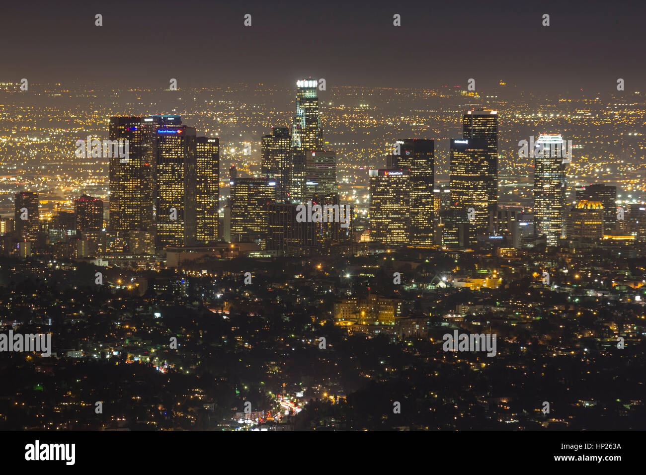 Voir l'éditorial de ciel voilé le centre-ville de Los Angeles nuit paysage urbain. Banque D'Images