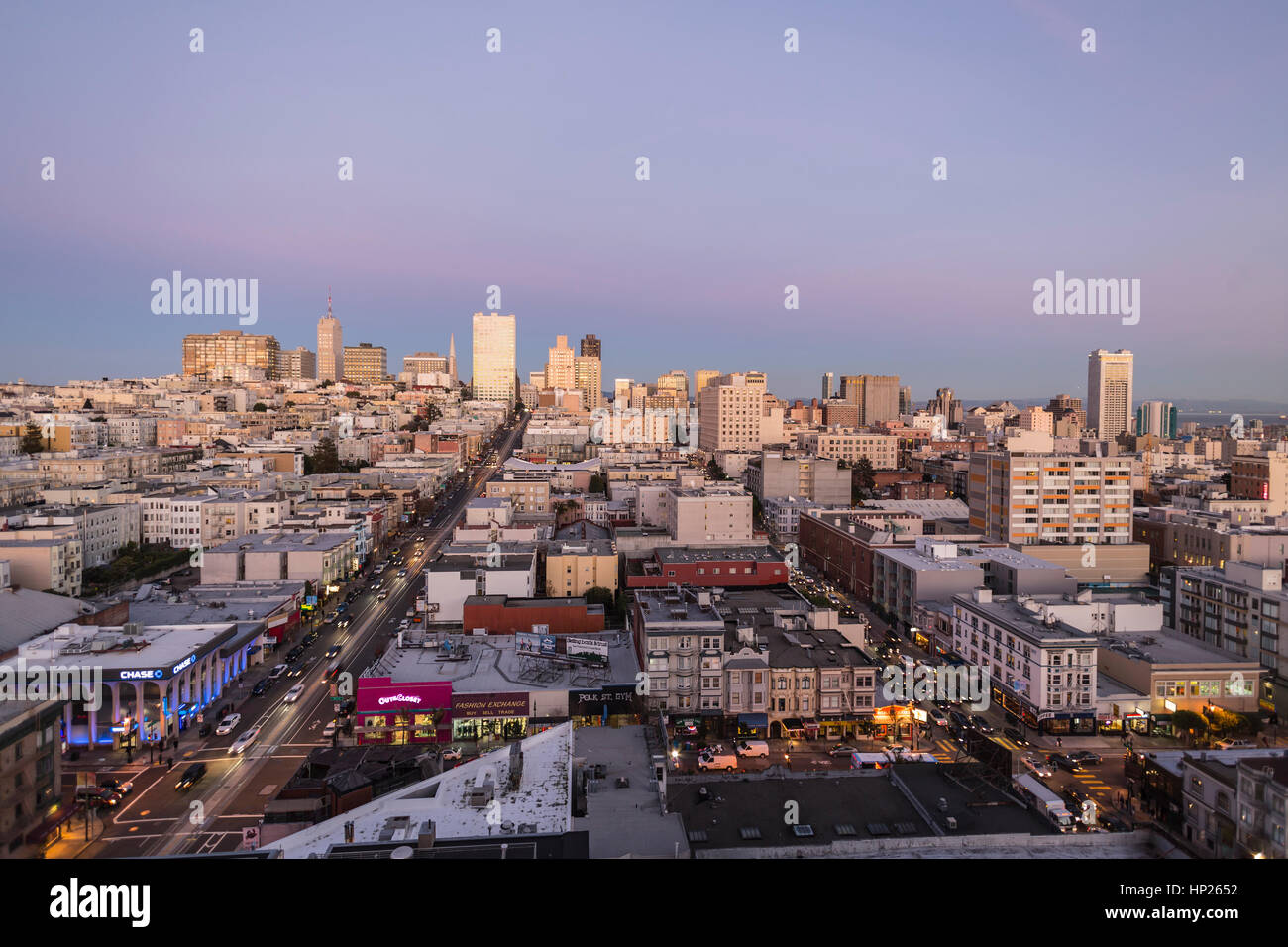 Crépuscule rédaction vue vers Nob Hill et le quartier financier de San Francisco. Banque D'Images