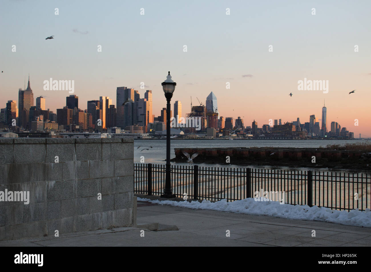 Imperial Port New Jersey de l'autre côté de la rivière Hudson forme Mid-town Manhattan oiseaux Banque D'Images
