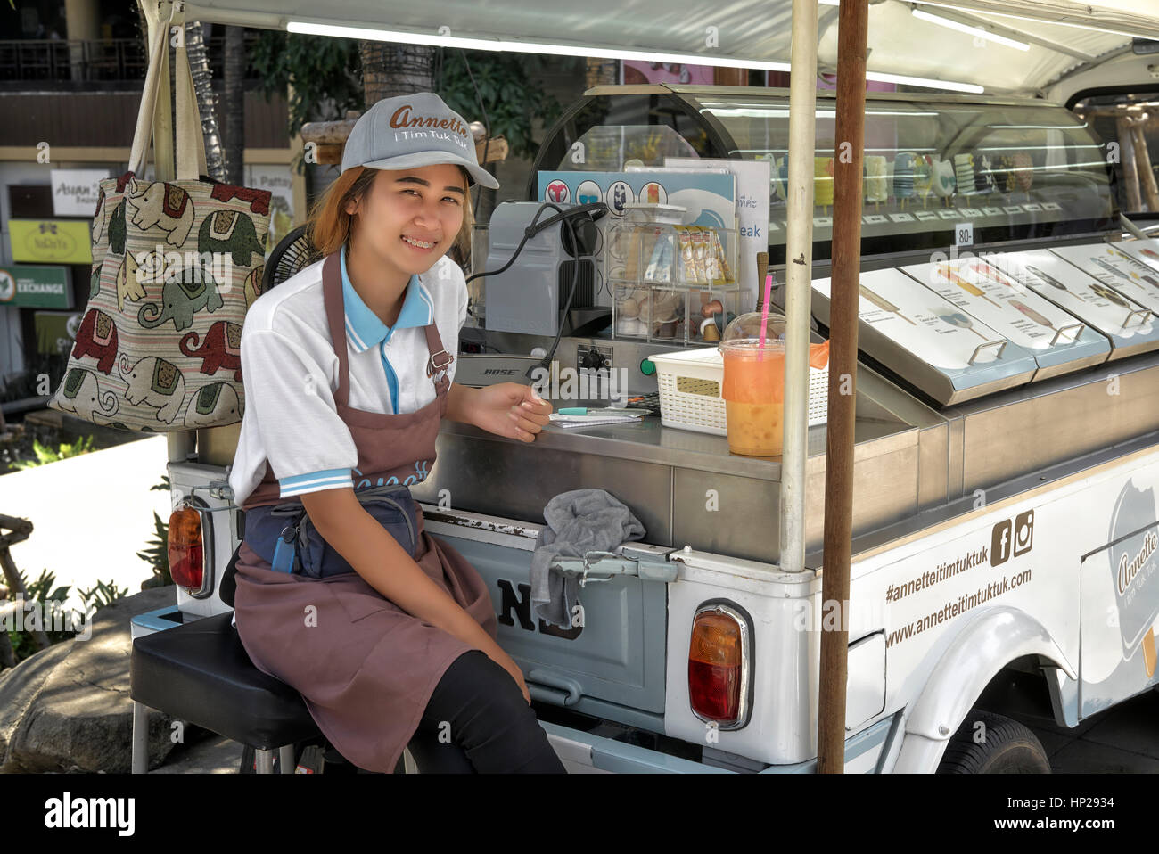 Vendeur de rue de Thaïlande. Jeune vendeur de glace thaï heureux et souriant chez sa vendeuse mobile Tuk Tuk Tuk. Pattaya Thaïlande Asie du Sud-est Banque D'Images
