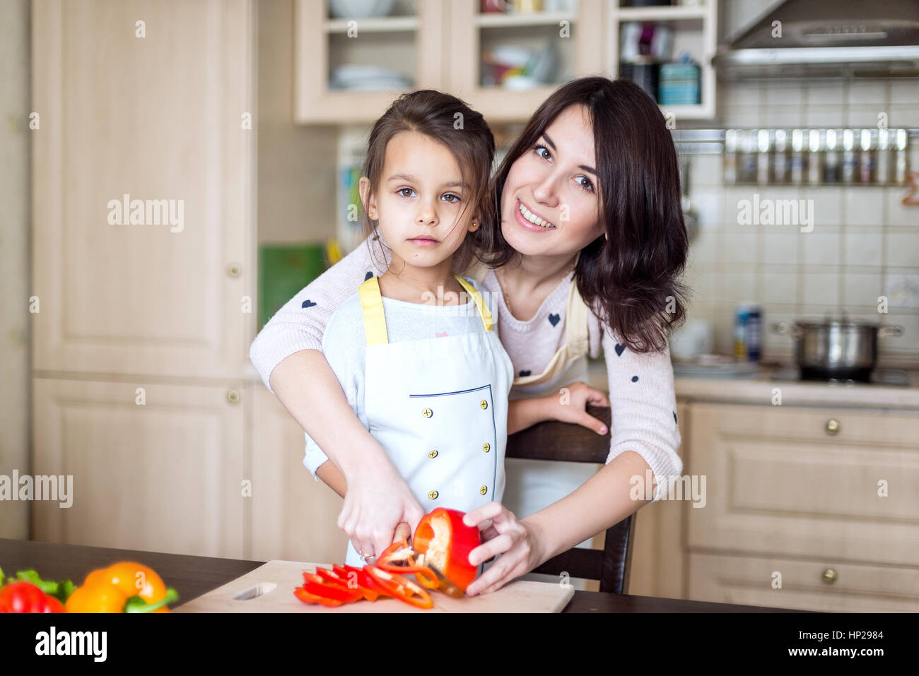 Mère et fille la cuisson Banque D'Images