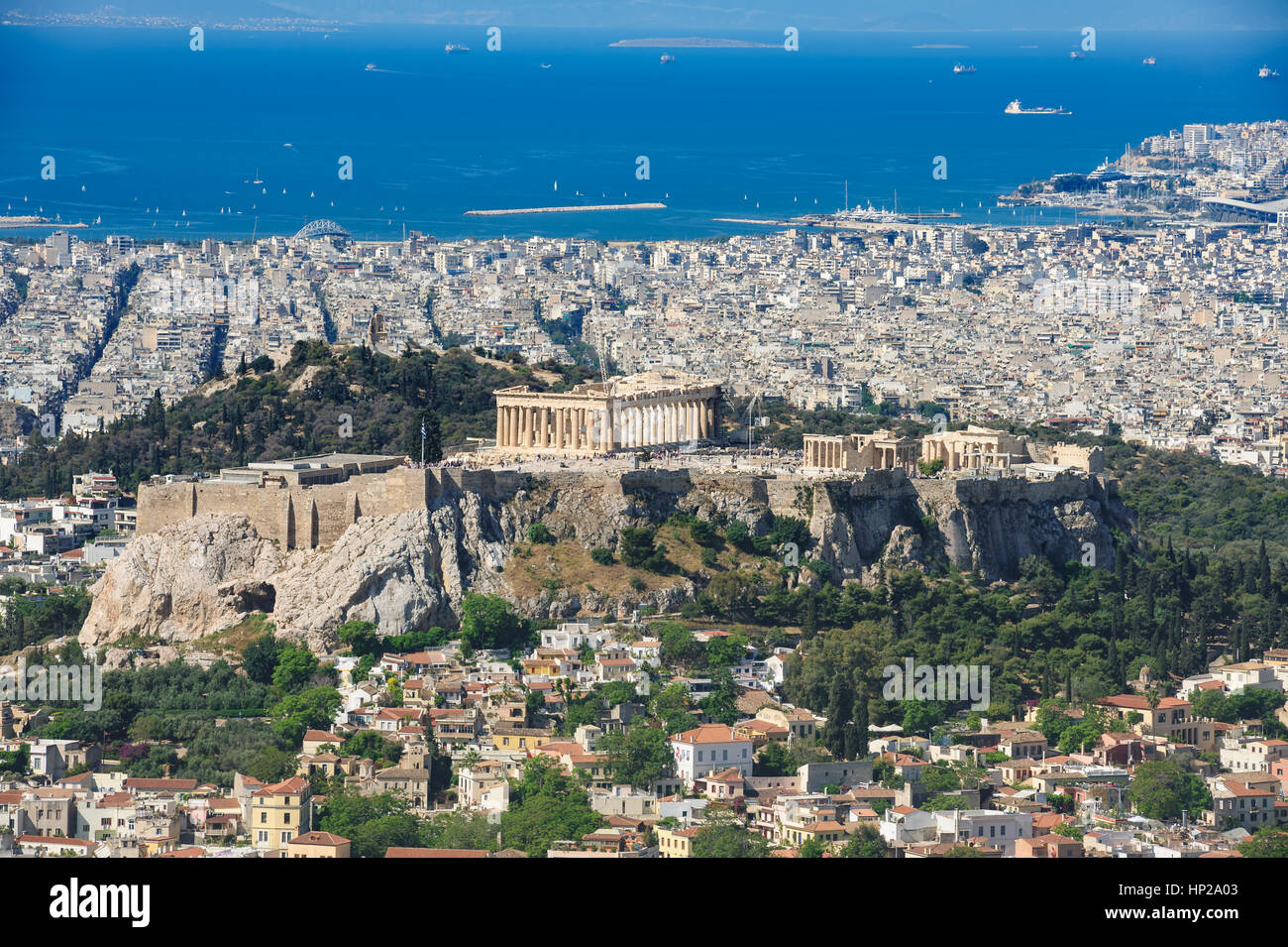 Athènes, Grèce - 27 Avril 2016 : Célèbre vue depuis la colline de Lycabettus de ville moderne avec l'arrière-plan à la mer et de l'Acropole Banque D'Images