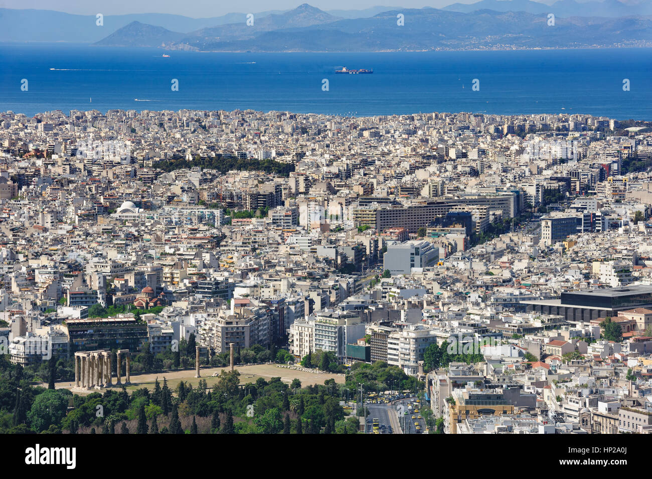 Athènes, Grèce - 27 Avril 2016 : Célèbre vue depuis la colline de Lycabettus de ville moderne et historique à la mer Banque D'Images