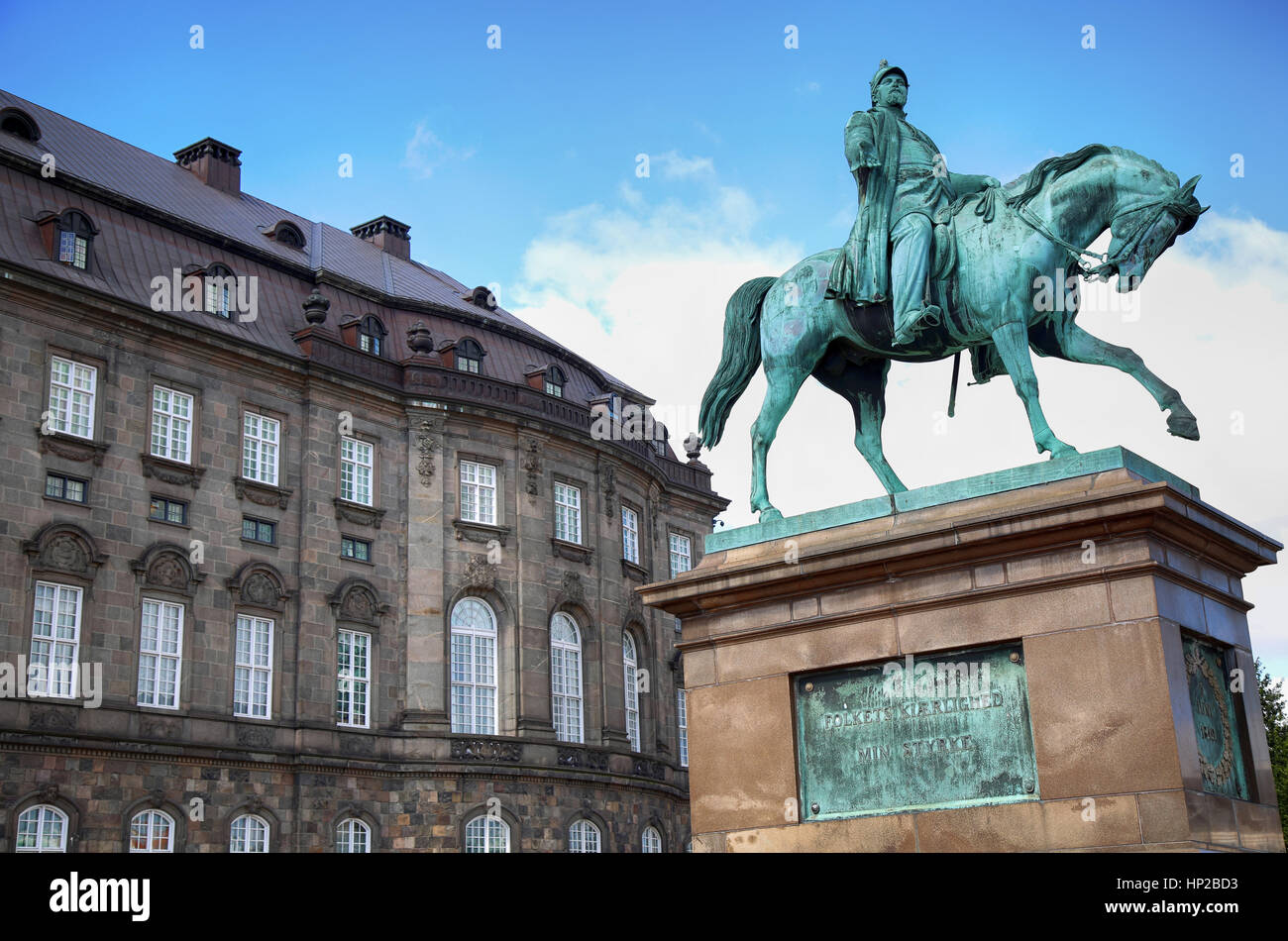 La statue équestre du roi Frederik VII en face de la Palais de Christiansborg à Copenhague, Danemark Banque D'Images