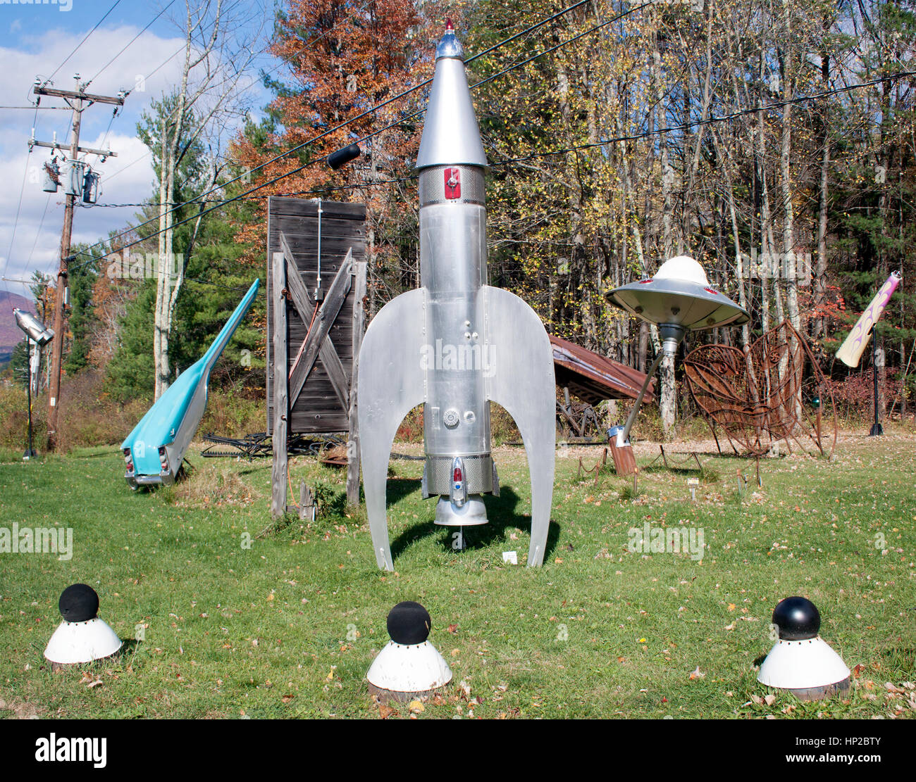 L’art folklorique fantaisiste de Steve Heller à Boiceville, NY, transforme la ferraille et le bois en sculptures fantastiques avec une touche rétro-futuriste. Banque D'Images