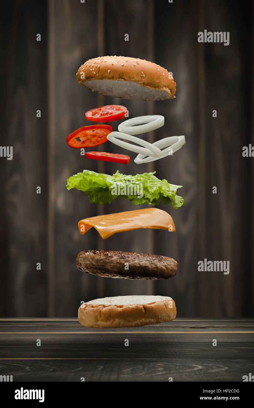 Burger de boeuf grillé savoureux de la nourriture, de l'alimentation flottante battant style. Banque D'Images