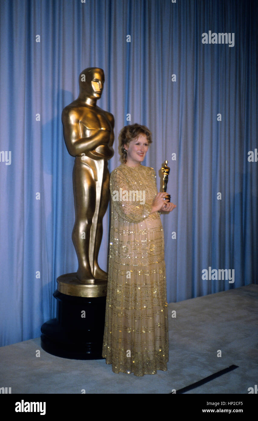 L'actrice Meryl Streep avec son Oscar de la Meilleure Actrice dans 'Sophie's Choice' à la 55th Annual Academy Awards à Los Angeles le 11 avril 1983. Banque D'Images L'actrice Meryl Streep avec son Oscar de la Meilleure Actrice dans 'Sophie's Choice' à la 55th Annual Academy Awards à Los Angeles le 11 avril 1983. Banque D'Images