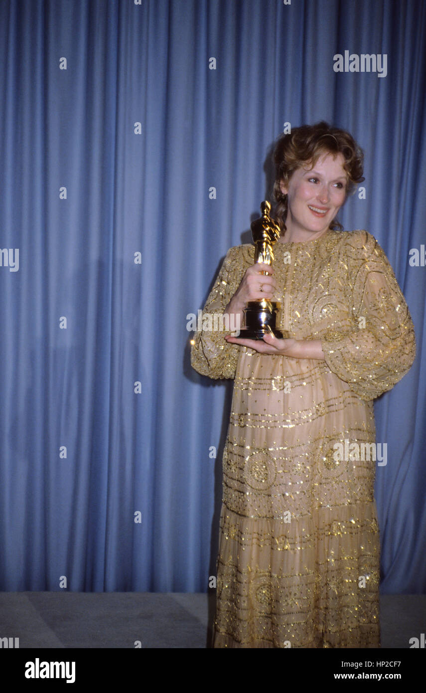 L'actrice Meryl Streep avec son Oscar de la Meilleure Actrice dans 'Sophie's Choice' à la 55th Annual Academy Awards à Los Angeles le 11 avril 1983. Banque D'Images L'actrice Meryl Streep avec son Oscar de la Meilleure Actrice dans 'Sophie's Choice' à la 55th Annual Academy Awards à Los Angeles le 11 avril 1983. Banque D'Images
