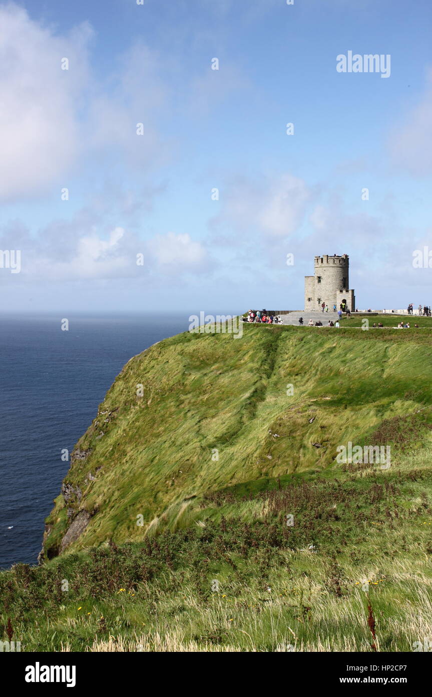 Les falaises de Moher et O'Brien's Tower. Le comté de Clare, Irlande Banque D'Images