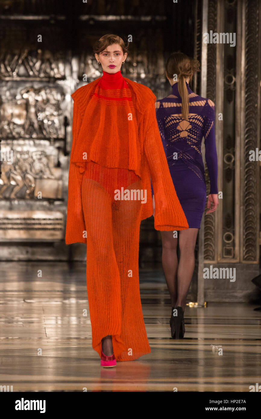 Londres, Royaume-Uni. 17 février 2017. A model pendant le spectacle par knitwear designer Mark Fast à la mode du Scoutisme lors de la London Fashion Week. Banque D'Images