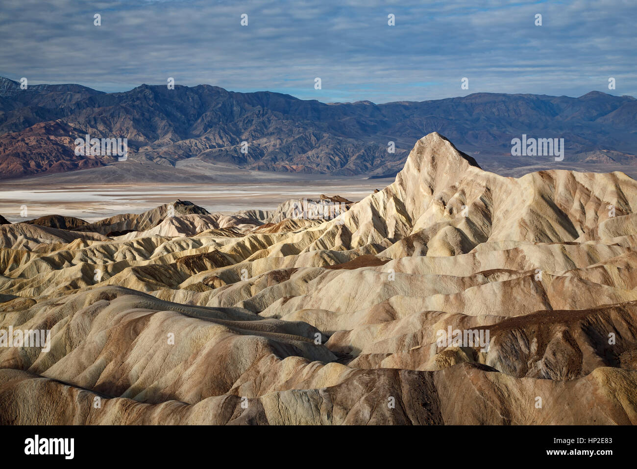 Manley Beacon, badlands et Panamint Range, Zabriskie Point, Death Valley National Park, California USA Banque D'Images