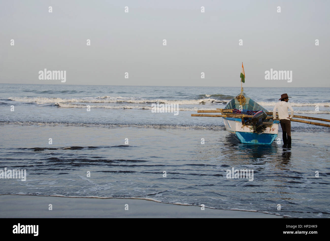 Seul bateau dans la mer, Ganapatipule, Konkan, Maharashtra, Inde Banque D'Images