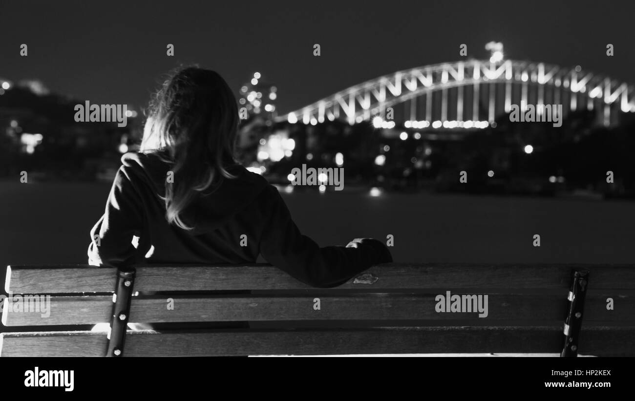 Regardant de Sydney Harbour Bridge de nuit Banque D'Images