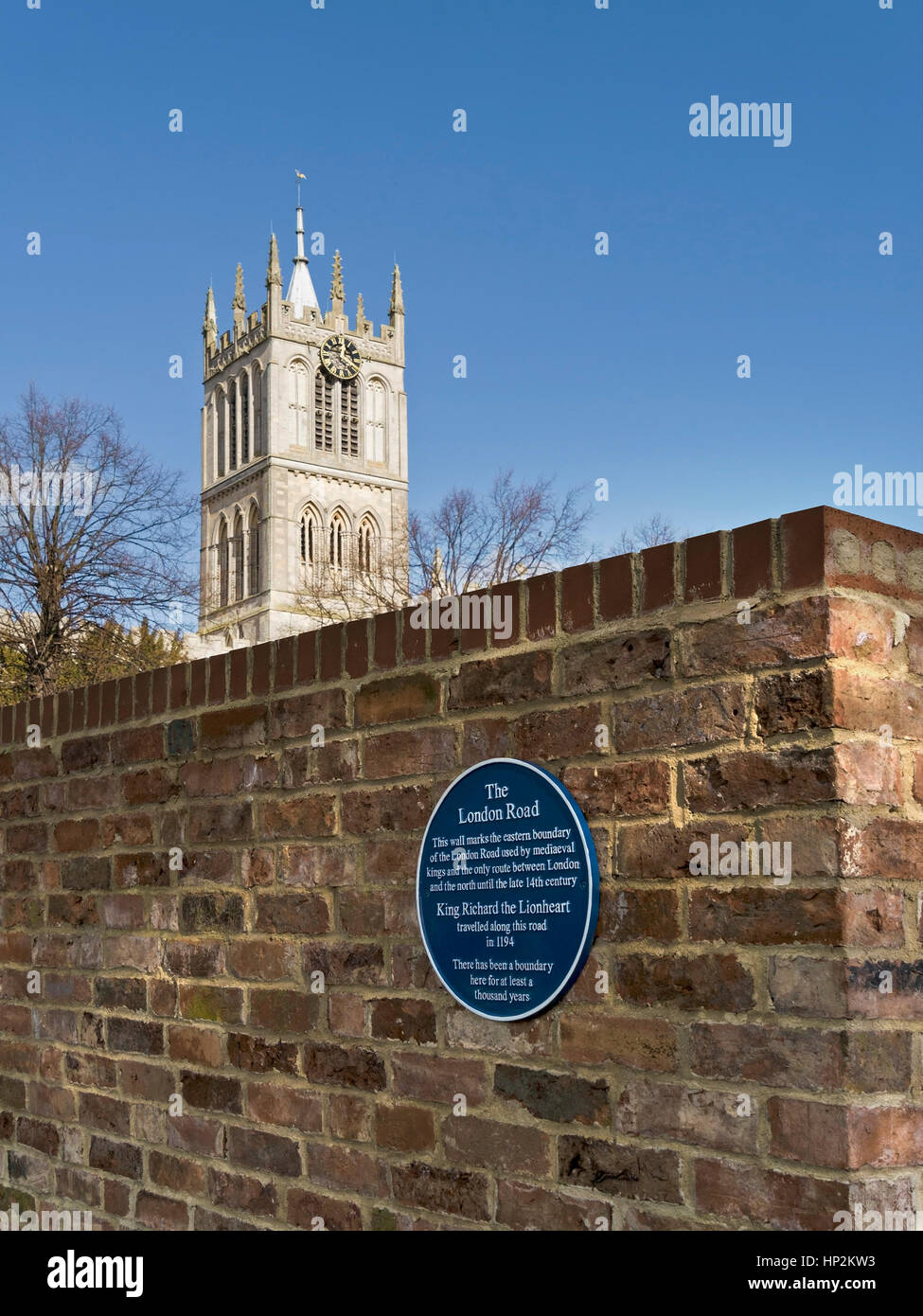 Patrimoine canadien signe marquant le mur de l'ancienne route de Londres à partir de Melton Mowbray avec l'église de la Vierge Marie au-delà de la tour, Leicestershire, Angleterre, Royaume-Uni Banque D'Images