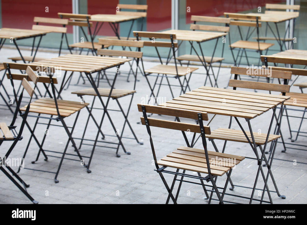 Cafe Trottoir vide tables en bois Banque D'Images