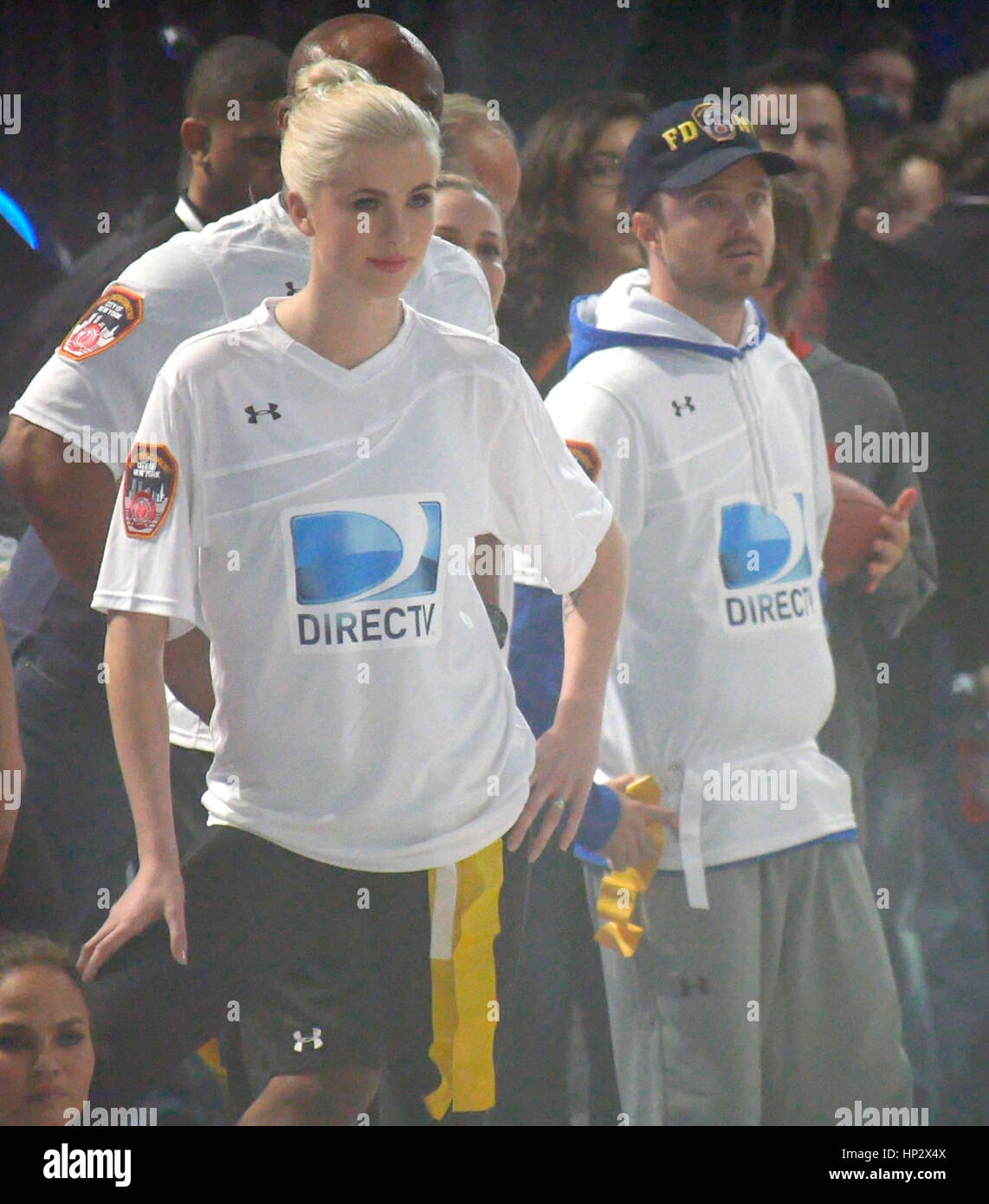 L'Irlande Baldwin, gauche, et Aaron Paul lors de la 8e conférence annuelle de Directv Celebrity Beach Bowl le 1 février 2014 à New York, New York. Photo par Francis Specker Banque D'Images