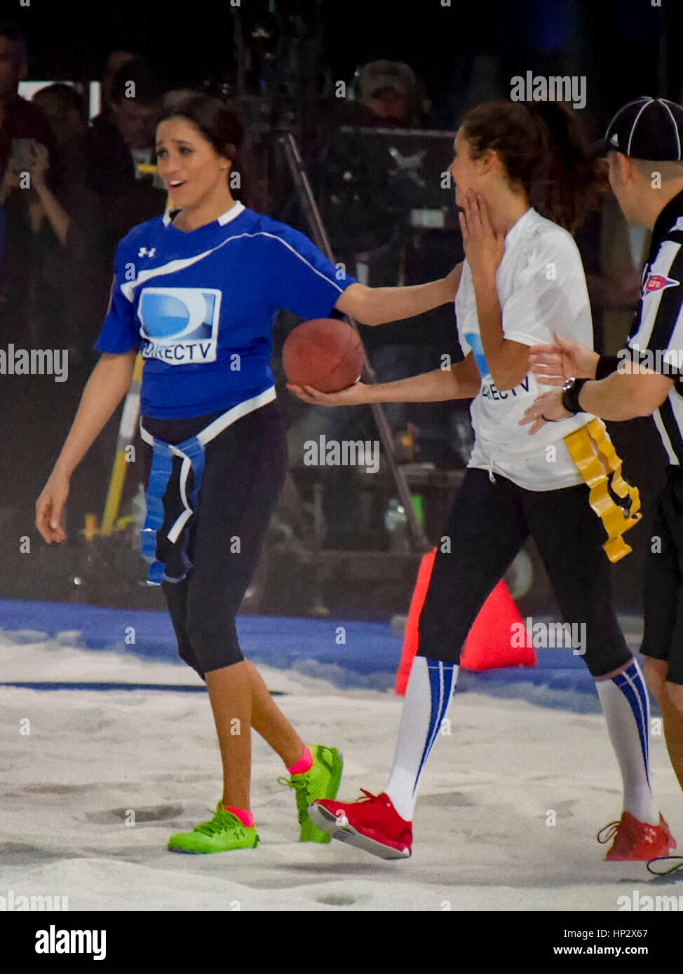 Meghan Markle, gauche, avec Nina Dobrev à Directv's 8th Annual Celebrity Beach Bowl le 1 février 2014 à New York, New York. Photo par Francis Specker Banque D'Images