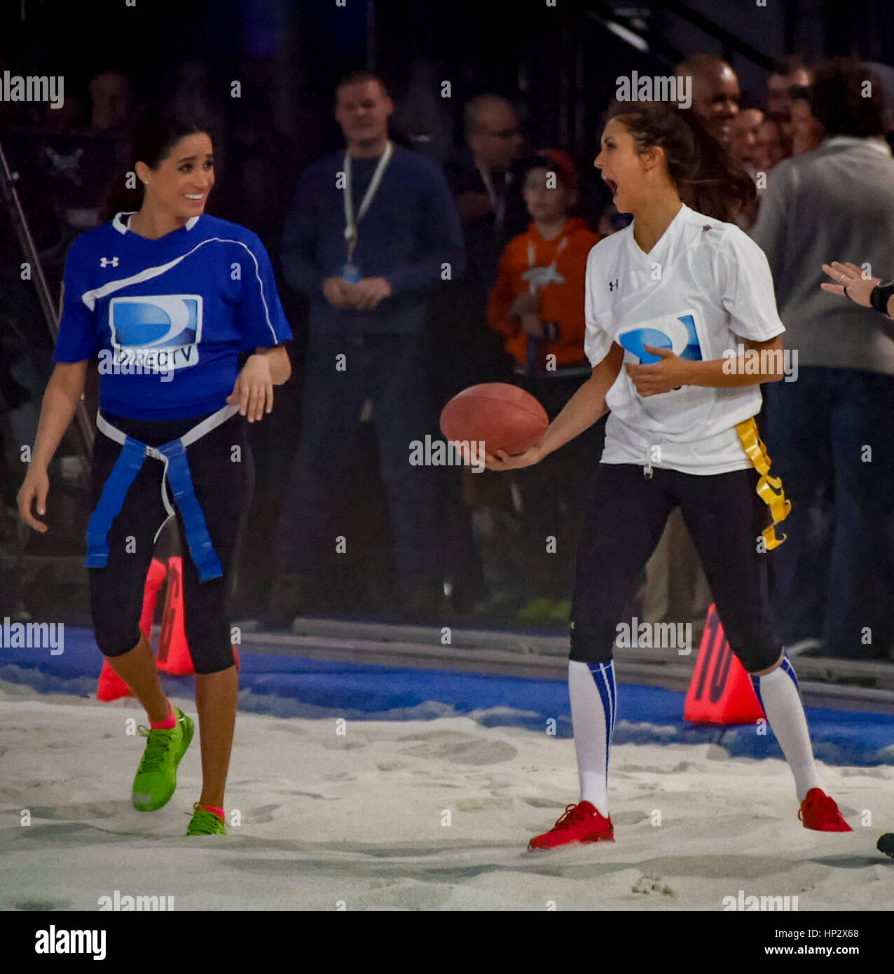 Meghan Markle, gauche, avec Nina Dobrev à Directv's 8th Annual Celebrity Beach Bowl le 1 février 2014 à New York, New York. Photo par Francis Specker Banque D'Images