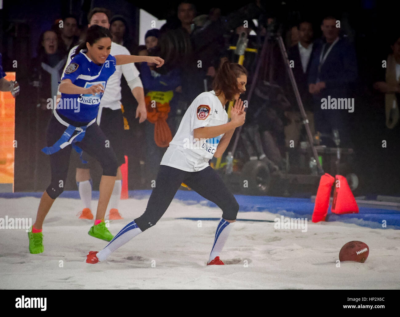 Meghan Markle, gauche, avec Nina Dobrev à Directv's 8th Annual Celebrity Beach Bowl le 1 février 2014 à New York, New York. Photo par Francis Specker Banque D'Images
