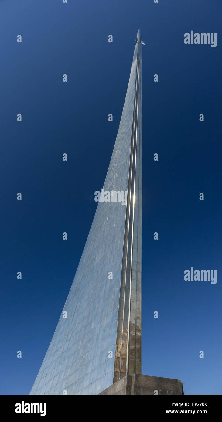 Moscou, Russie - Mai 2, 2013 : Monument des conquérants de l'espace. Construit en 1964 pour célébrer le début de l'ère spatiale. 107 mètres (350 pieds) de hauteur. Banque D'Images