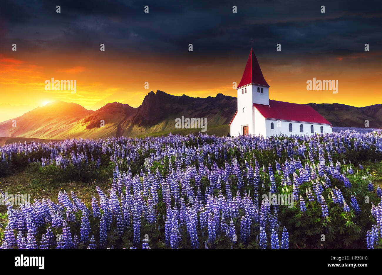 Église luthérienne de Vik. Magnifique coucher de soleil. L'Islande Banque D'Images