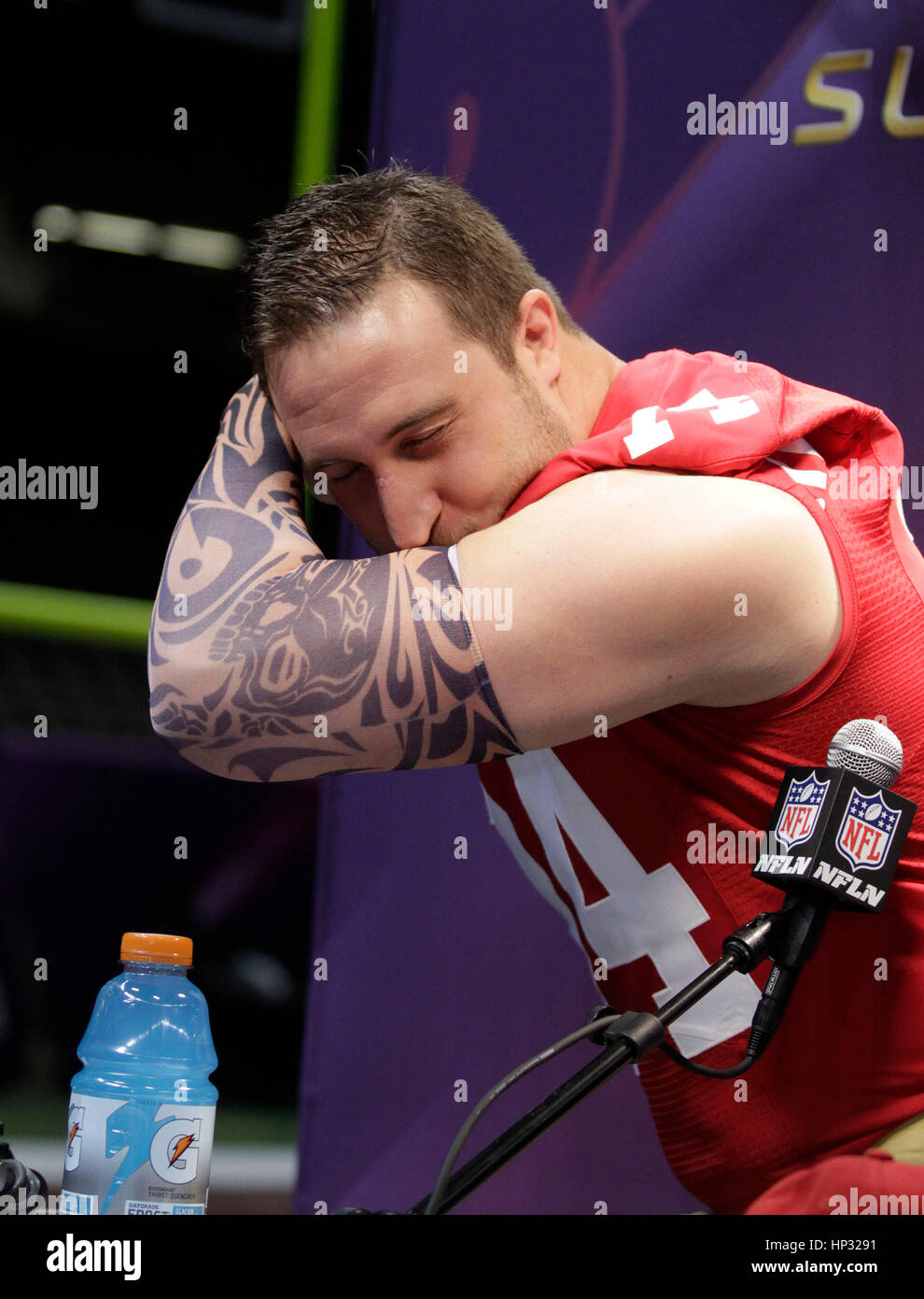 San Francisco 49ers Joe Staley porte un faux bras tatouage manchon au  niveau de la Super Bowl XLVII Journée des médias le 29 janvier 2013, à la  Nouvelle Orléans, Louisiane. Photo par