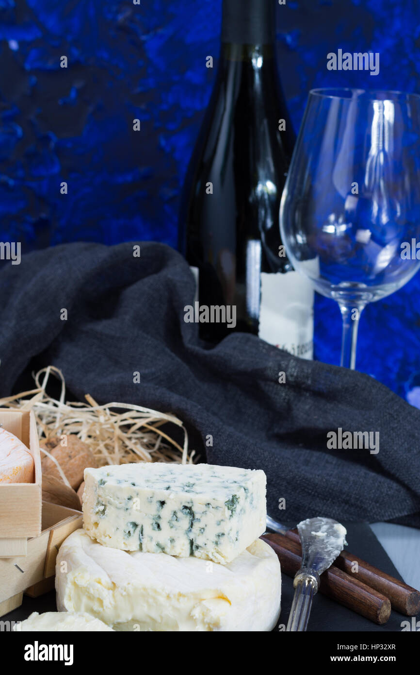 Les fromages français pierre noire sur le plateau et bouteille de vin rouge Banque D'Images