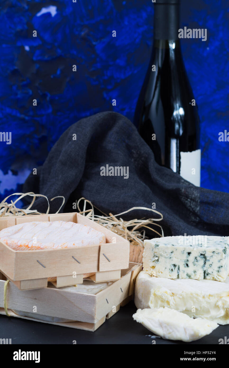 Les fromages français pierre noire sur le plateau et bouteille de vin rouge Banque D'Images