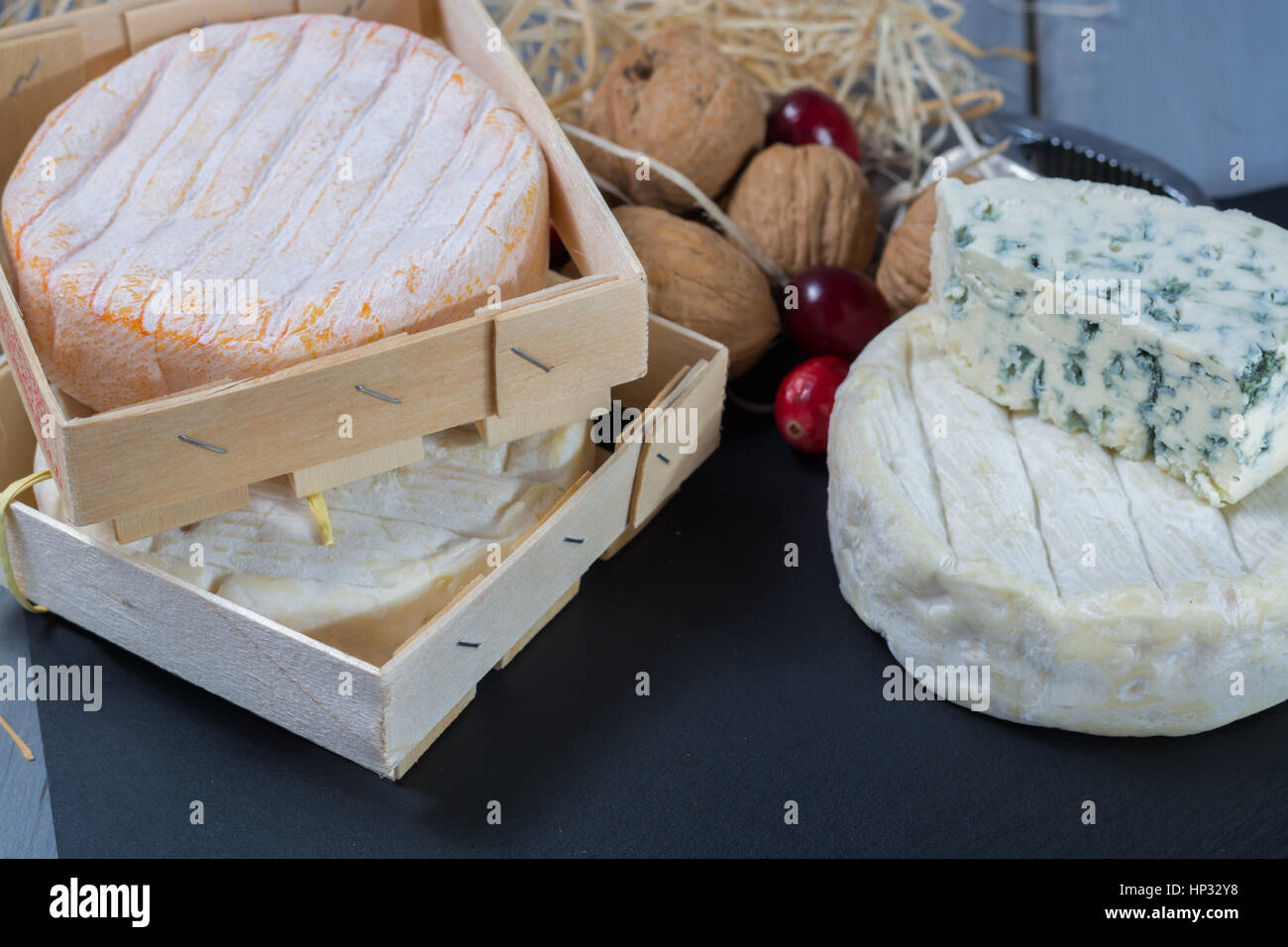 Les fromages français sur plateau en pierre noire Banque D'Images