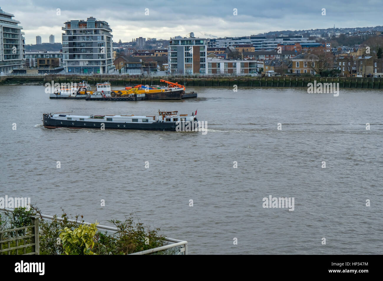 Péniche voyageant sur la Tamise à Greenwich sur une soirée d'hiver. Banque D'Images