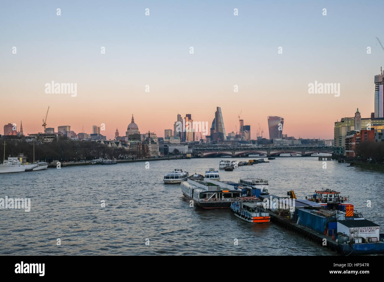 Cliché pris à partir de Panorama Waterloo Bridge et regardant vers la ville de Londres. Banque D'Images